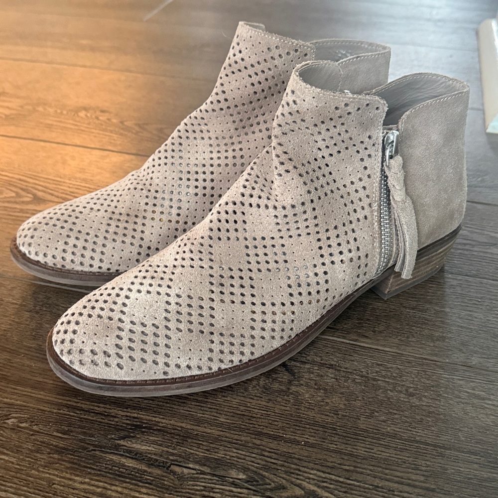 Dolce Vita EUC Sofie Taupe Perforated Suede Ankle Booties 8.5 - Picture 3 of 9